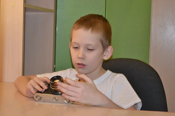 Мальчик с микроскопом — стоковое фото
