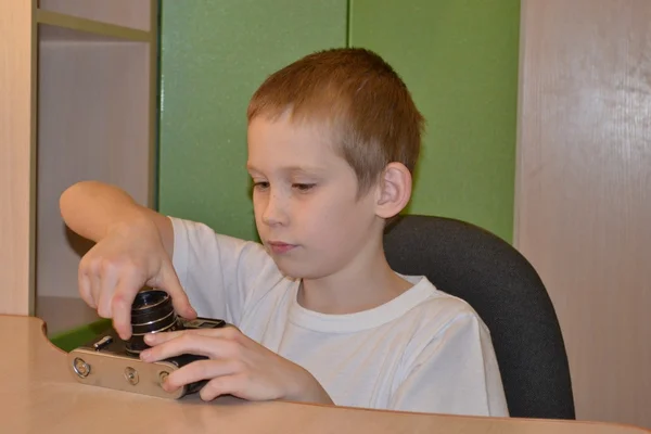 Το αγόρι με ένα μικροσκόπιο — Φωτογραφία Αρχείου