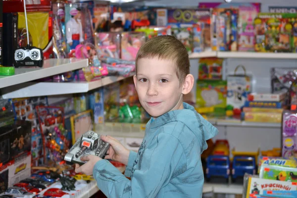Το αγόρι στο κατάστημα με παιχνίδια — Φωτογραφία Αρχείου