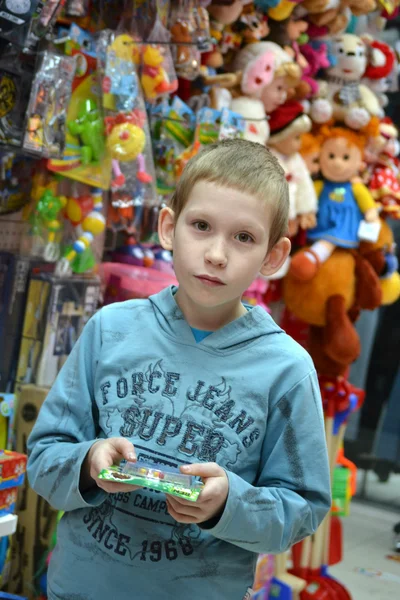 O menino na loja com brinquedos — Fotografia de Stock