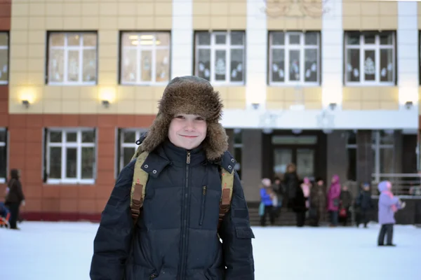 Il ragazzo costa contro scuola nell'inverno — Foto Stock