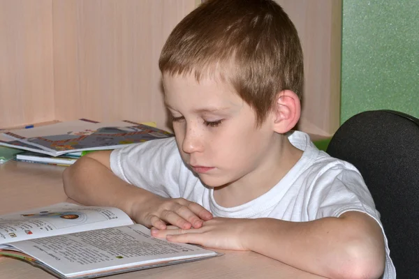 The boy does homework — Stock Photo, Image