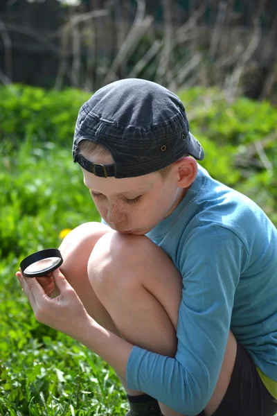 L'adolescente con una lente d'ingrandimento — Foto Stock