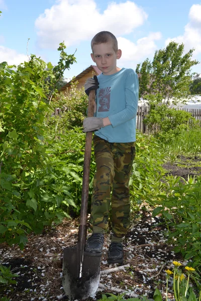 Мальчик-подросток с лопатой — стоковое фото
