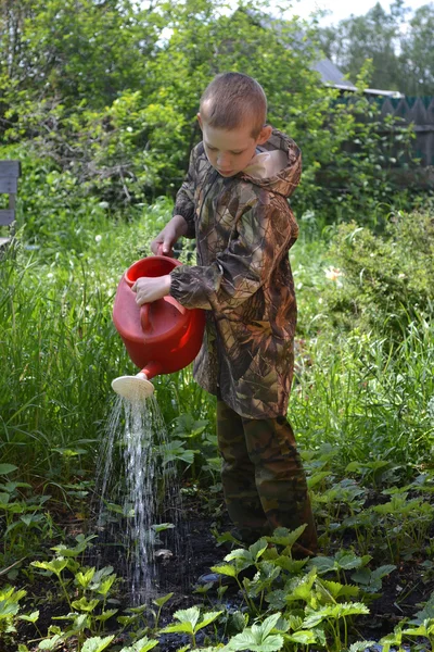 Genç çocuk bir sulama olabilir devam ediyor. — Stok fotoğraf