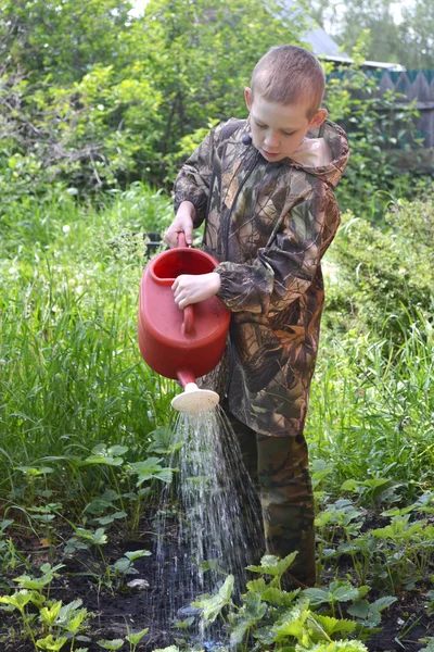 Мальчик-подросток держит в руках банку с водой — стоковое фото
