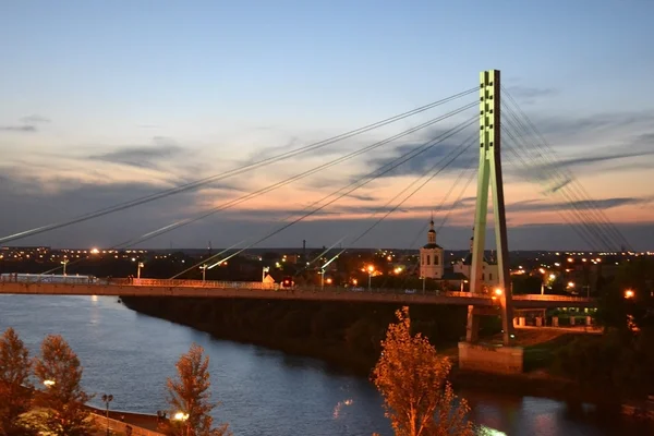 El puente para peatones a través del río Tura, Tyumen, en ni — Foto de Stock