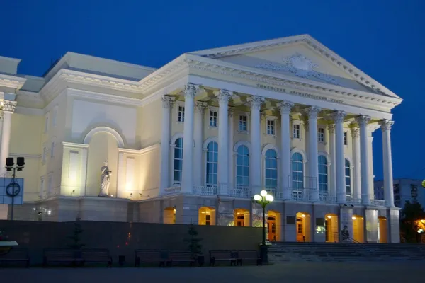 El teatro dramático Tyumen en iluminación nocturna — Foto de Stock