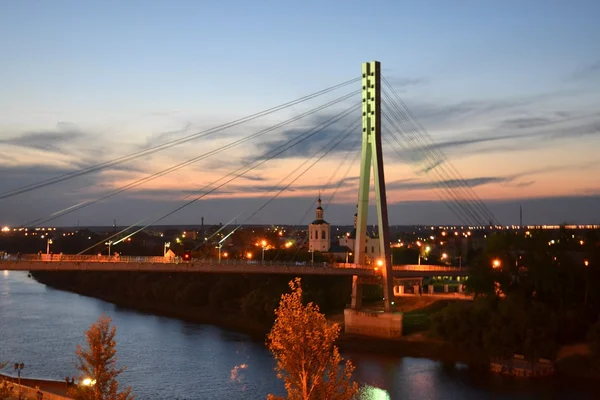 The bridge for pedestrians through the Tura River, Tyumen, in ni — Stock Photo, Image