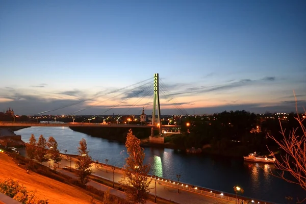 Le pont pour les piétons à travers la rivière Tura, Tyumen, in ni — Photo