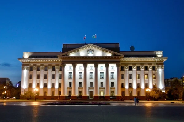 Amministrazione della regione di Tyumen nell'illuminazione notturna — Foto Stock