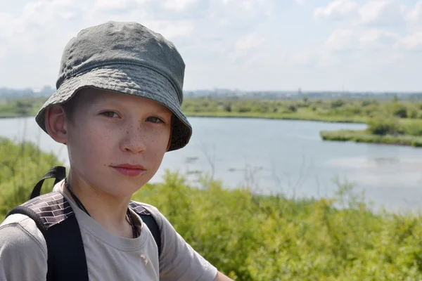 Портрет мальчика у реки — стоковое фото