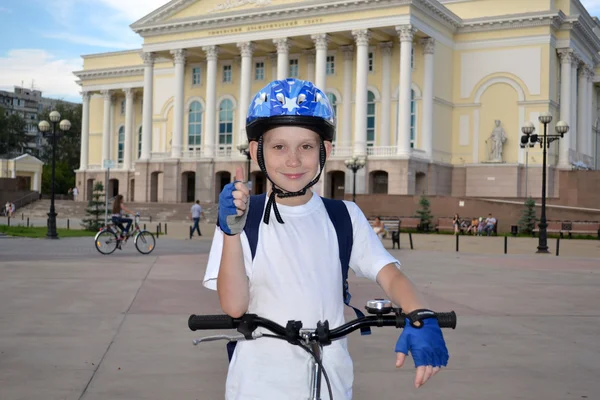 Šťastné teenager na kole poblíž Ťumeň drama theater. — Stock fotografie