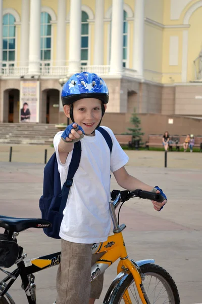 O adolescente de bicicleta contra o teatro de drama Tyumen — Fotografia de Stock