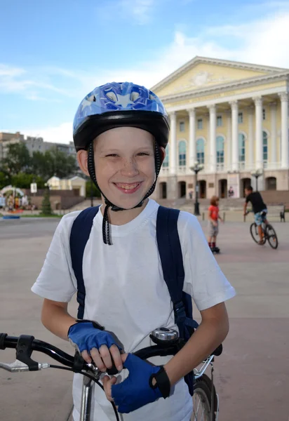 O adolescente alegre de bicicleta perto do teatro de drama Tyumen . — Fotografia de Stock