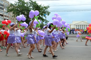 Şehir günü karnaval geçit. Tyumen, Rusya. 27 Haziran 2013