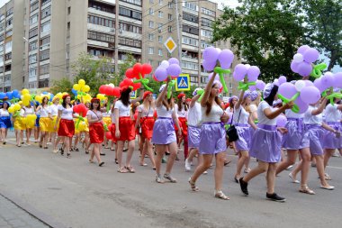 Şehir günü karnaval geçit. Tyumen, Rusya. 27 Haziran 2013