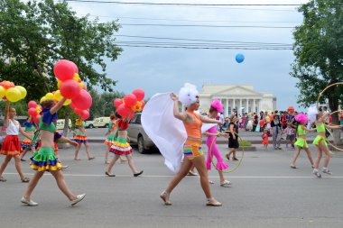 Şehir günü karnaval geçit. Tyumen, Rusya. 27 Haziran 2013