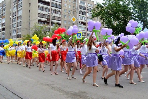 Şehir günü karnaval geçit. Tyumen, Rusya. 27 Haziran 2013 — Stok fotoğraf