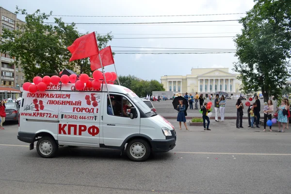 Förberedelse för carnival procession i staden om dagen. Tyumen, russi — Stockfoto