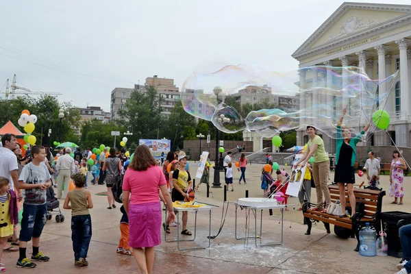 Såpbubblor, staden dag. Tyumen, Ryssland. den 27 juni, 2013 — Stockfoto