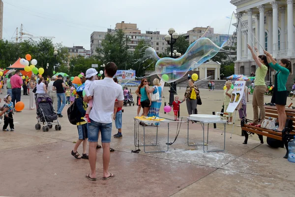 Bulles de savon, jour de la ville. Tioumen, Russie. 27 juin 2013 — Photo