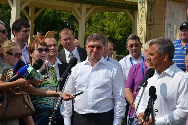 De gouverneur van de regio van Tjoemen vladimir yakushev en de Voorzitter van tatarstan minnikhanov rustam nurgaliyevich nam deel aan de federale sabantuy 03.08.2013, Tjoemen — Stockfoto