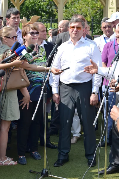 Le gouverneur de la région de Tioumen Vladimir Iakouchtchev a participé à la Sabantoue fédérale 03.08.2013, Tioumen — Photo