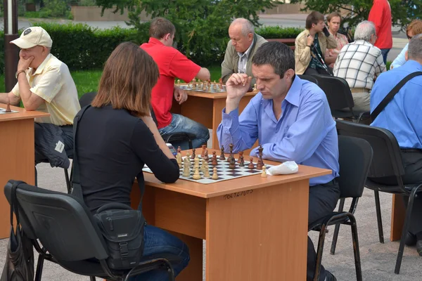 Street tournament on chess on a holiday day of the athlete. Tyum — Stock Photo, Image