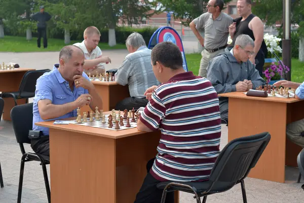 Tournoi de rue sur les échecs un jour férié de l'athlète. Tyum ! — Photo