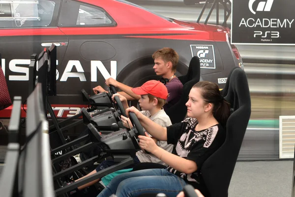 Teenagers drive simulators of racing game at the Nismo G-Drive S — Stock Photo, Image