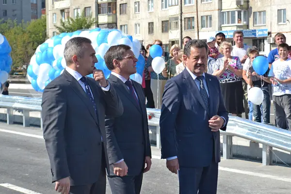 De burgemeester van Tjoemen alexander moor, de gouverneur van de regio van Tjoemen vladimir yakushev en de directeur-generaal van jsc mostostroy-11 Nikolaj russu — Stockfoto