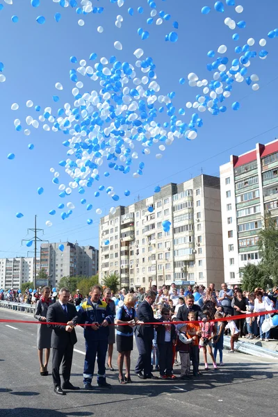 The mayor of Tyumen Alexander Moor, the governor of the Tyumen region Vladimir Yakushev and the director general of JSC Mostostroy-11 Nikolay Russu — Stock Photo, Image