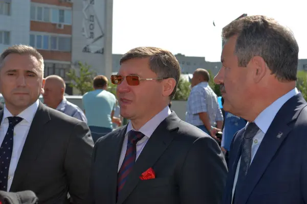 El alcalde de Tyumen Alexander Moor, el gobernador de la región de Tyumen Vladimir Yakushev y el director general de JSC Mostostroy-11 Nikolay Russu — Foto de Stock