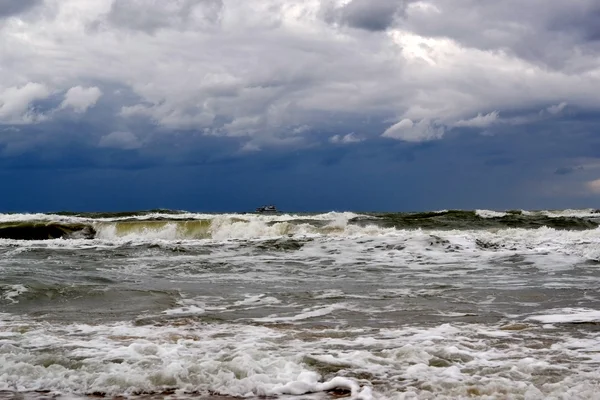 Vlny na moři v deštivém počasí — Stock fotografie