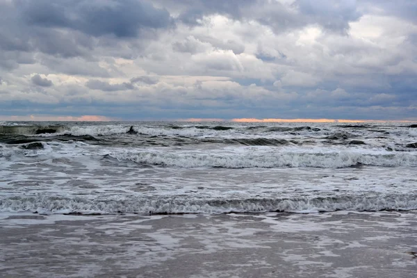 Golven aan de zee in bewolkt weer — Stockfoto