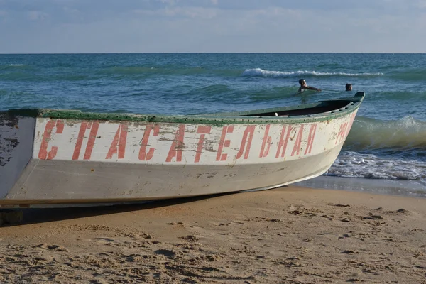 Das Rettungsboot am Ufer des Schwarzen Meeres. — Stockfoto