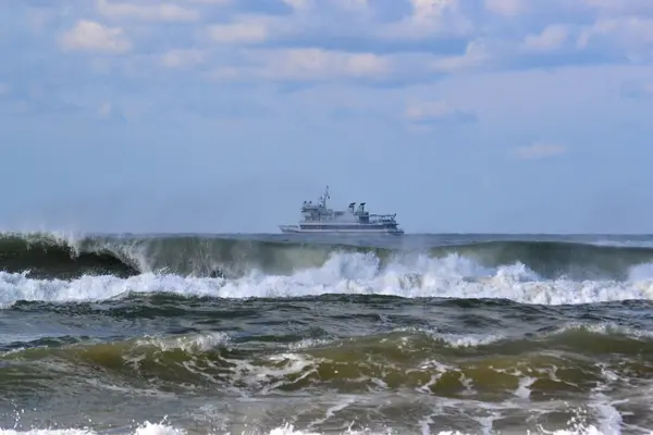 Fartyget på vågorna i Svarta havet. — Stockfoto