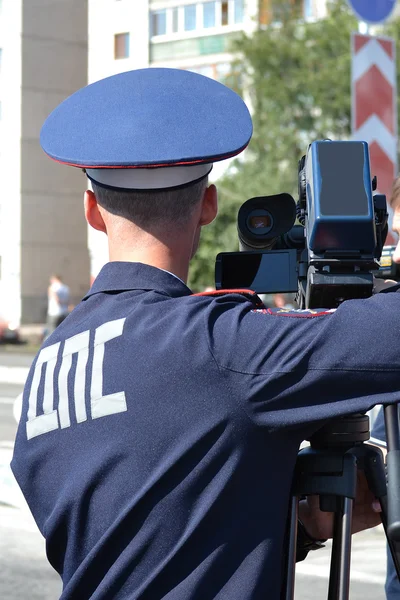 Pracownik policji drogowej usuwa na kamery wideo. — Zdjęcie stockowe