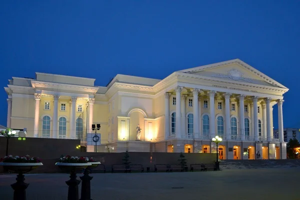 Tyumen činoherního divadla v noční osvětlení — Stock fotografie