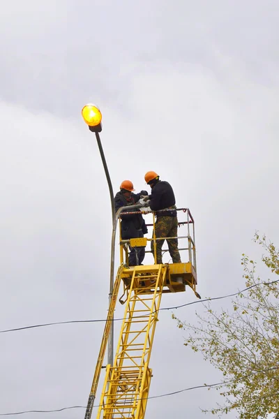 bozuk bir sokak lambam elektrikçiler onarım.