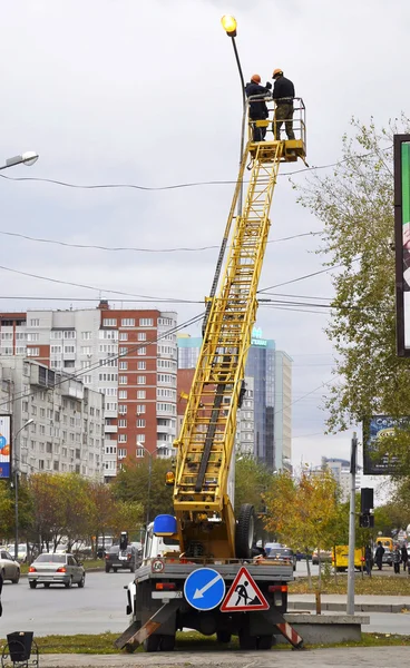 Électriciens réparer un lampadaire . — Photo