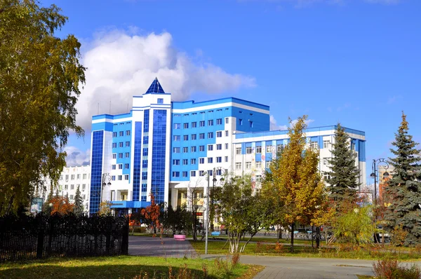 Boulevard Tekutyevsky. Vista de un moderno edificio de oficinas. Tiumen , — Foto de Stock