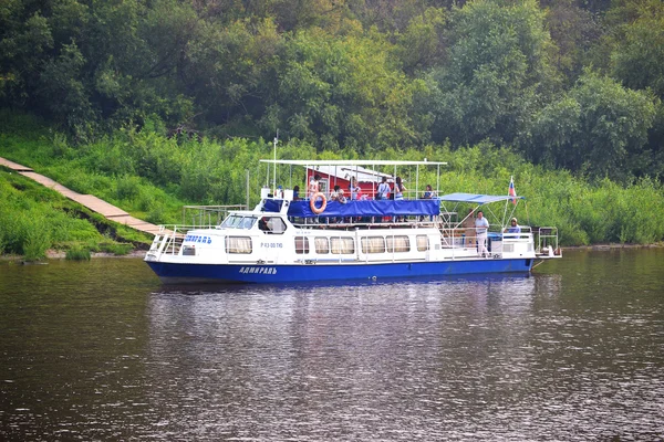 Admirál motorová loď na molu. — Stock fotografie