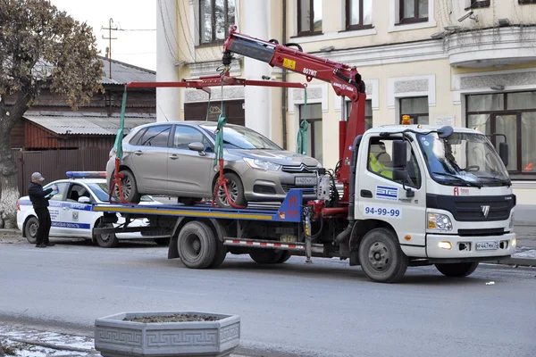 Auto evakuiert nach der Fahrt Spezialtransport. — Stockfoto