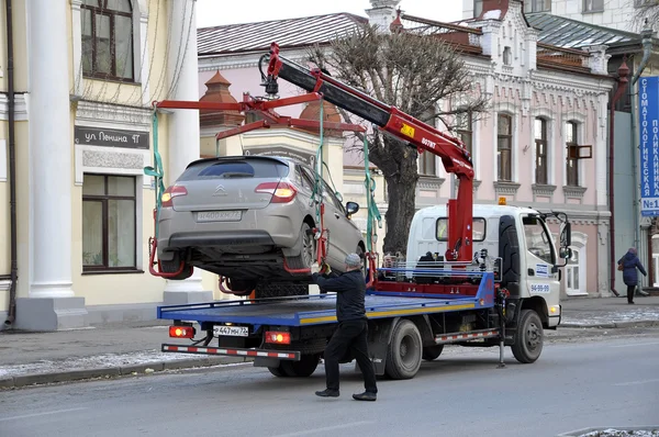 Эвакуация автомобиля после путешествия специальным транспортом — стоковое фото