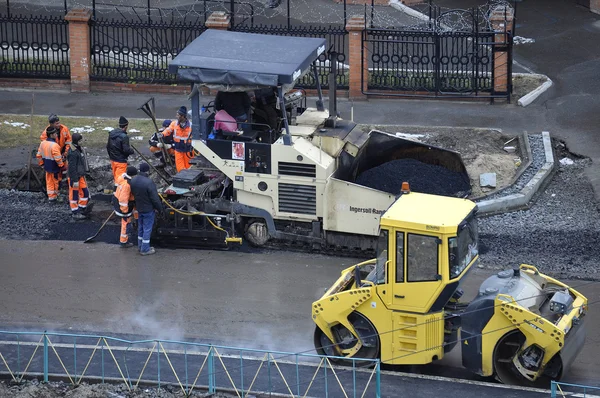 Särskild utrustning för reparation av vägar. bulldozer, asfalt spreade — Stockfoto