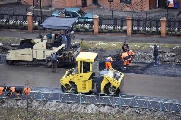yolların özel donatım tamir. buldozer, asfalt spreade