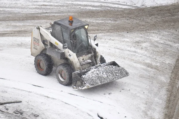 Equipamento especial na estrada. Queda de neve — Fotografia de Stock