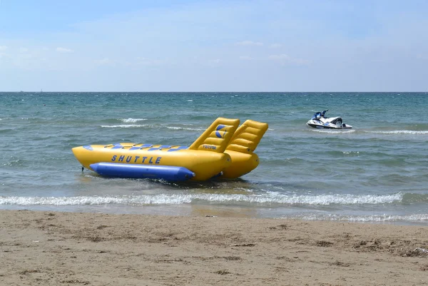 魅力と hydrocycle 海の海岸に立っています。 — ストック写真